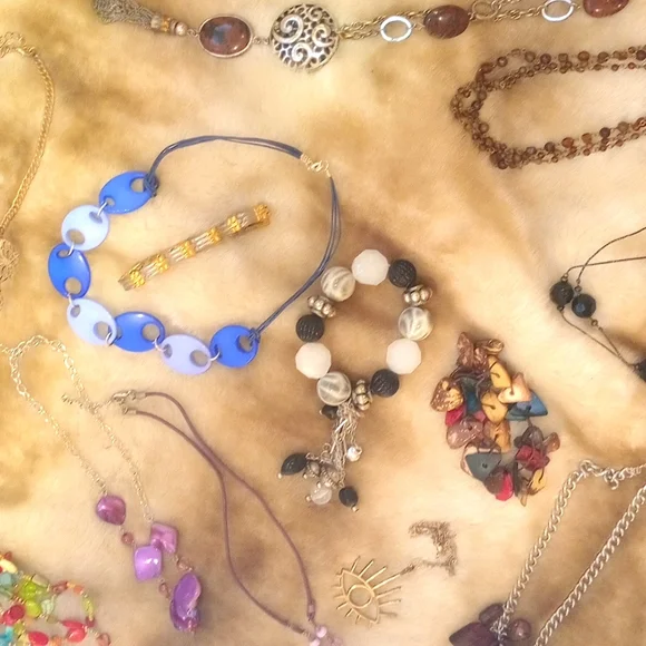 Huge lot of 31 pieces of costume jewelry - Picture 7 of 8